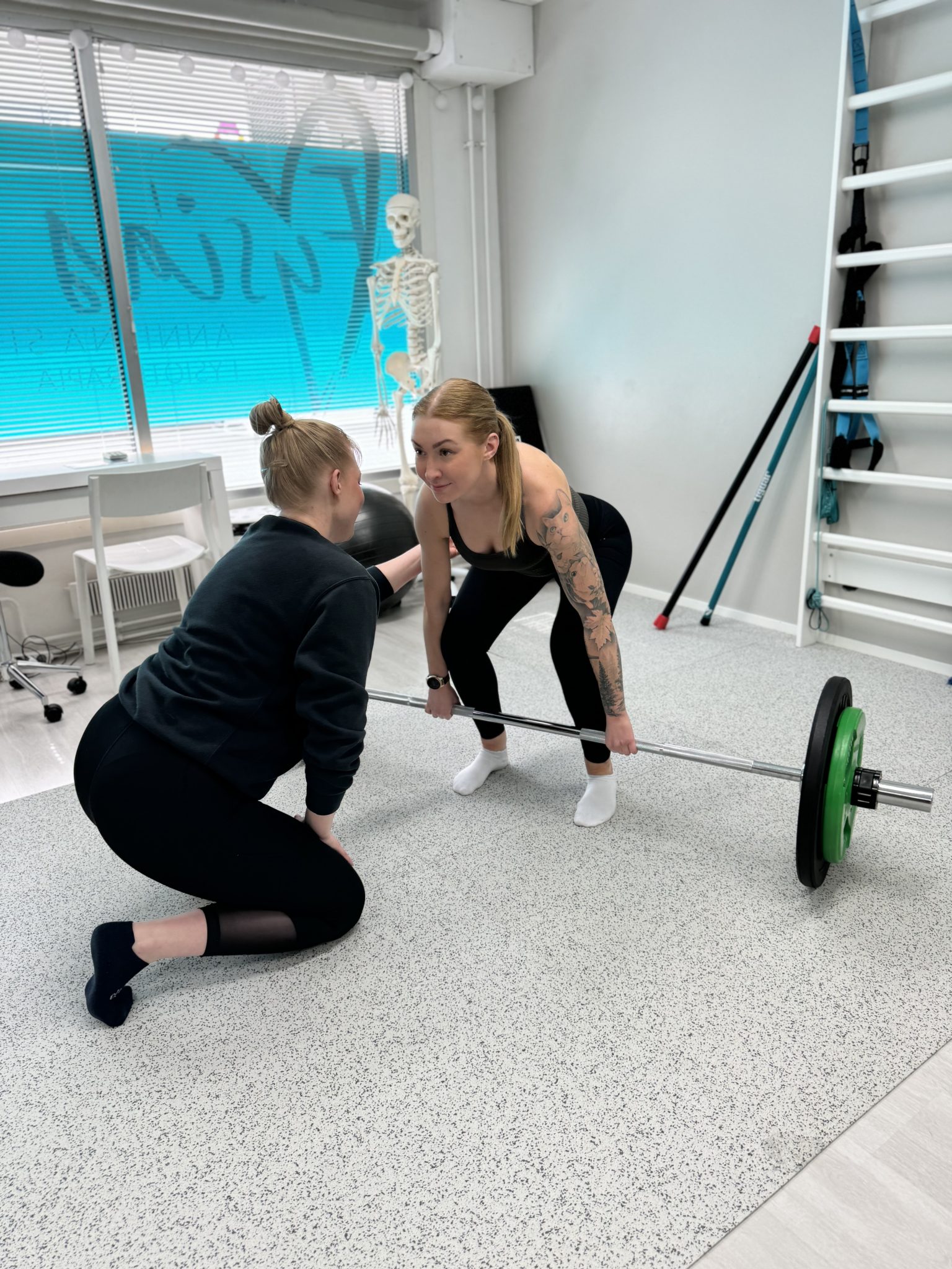 Voimaharjoitteluvalmennus Fysioterapeutti Anniina Sivonen Voimaharjoitteluvalmennus Fysioterapeutti Anniina Sivonen